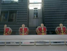 Kronen op de Dam in Amsterdam