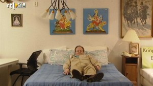 marc op een bed