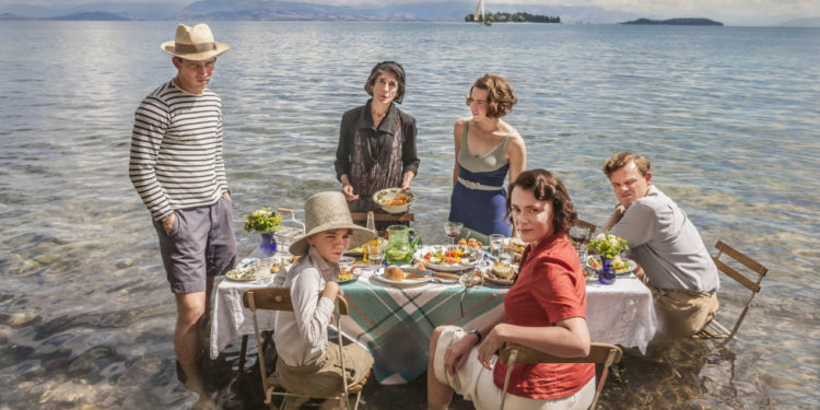In april op NPO Plus: 2 seizoenen van 'The Durrells in Corfu'